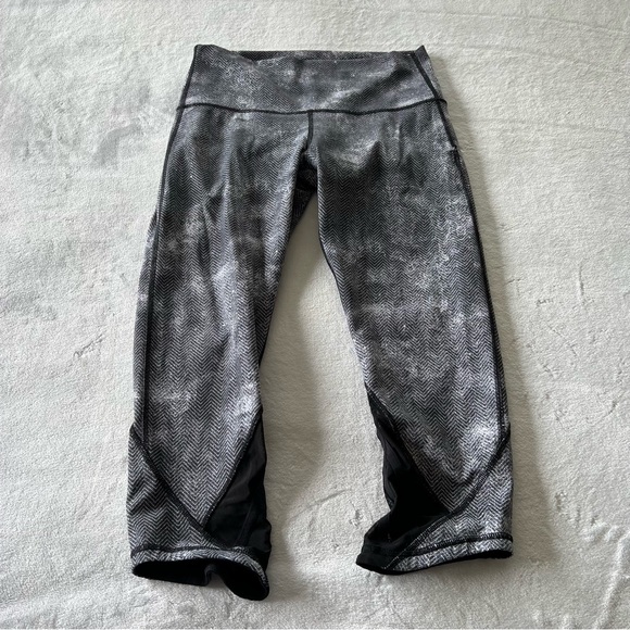 Lululemon Essential Rhythm Crop Full-On Luxtreme in Diffusion White Black - Picture 5 of 9